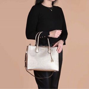 Michael Kors Mercer Large Metallic Leather tote bag in Pale Gold